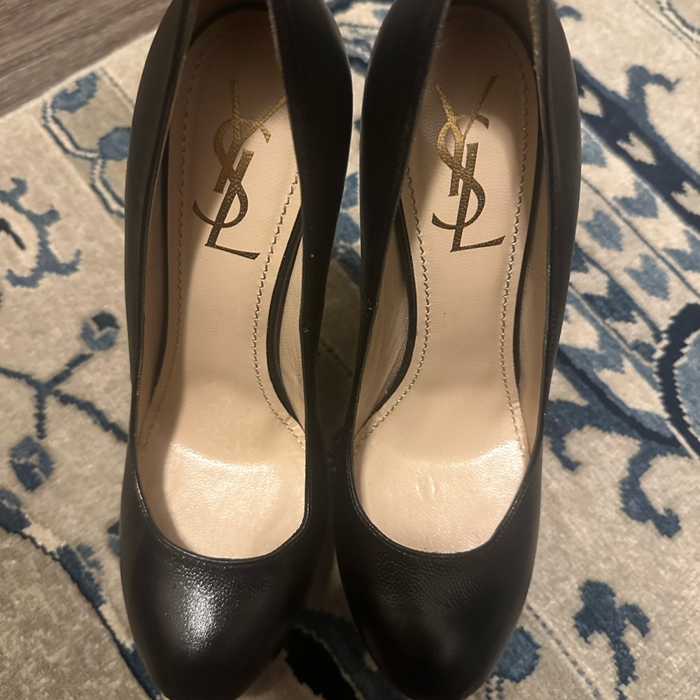 Yves Saint Laurent Women's Black Leather Pumps